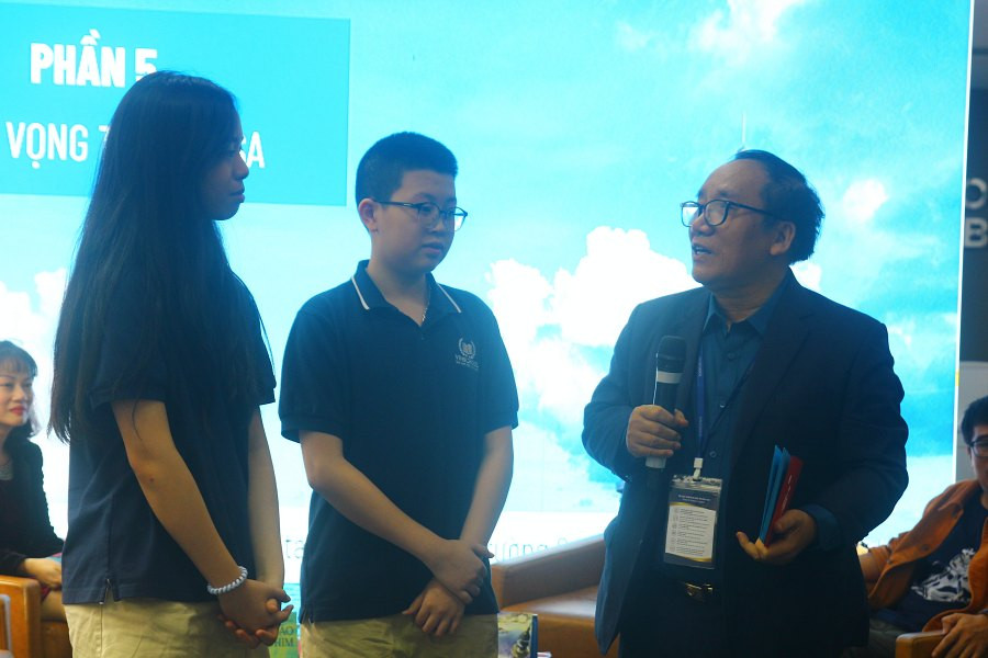 Nhà thơ Trần Đăng Khoa giao lưu cùng các bạn học sinh. Nhà thơ Trần Đăng Khoa giao lưu cùng các bạn học sinh.