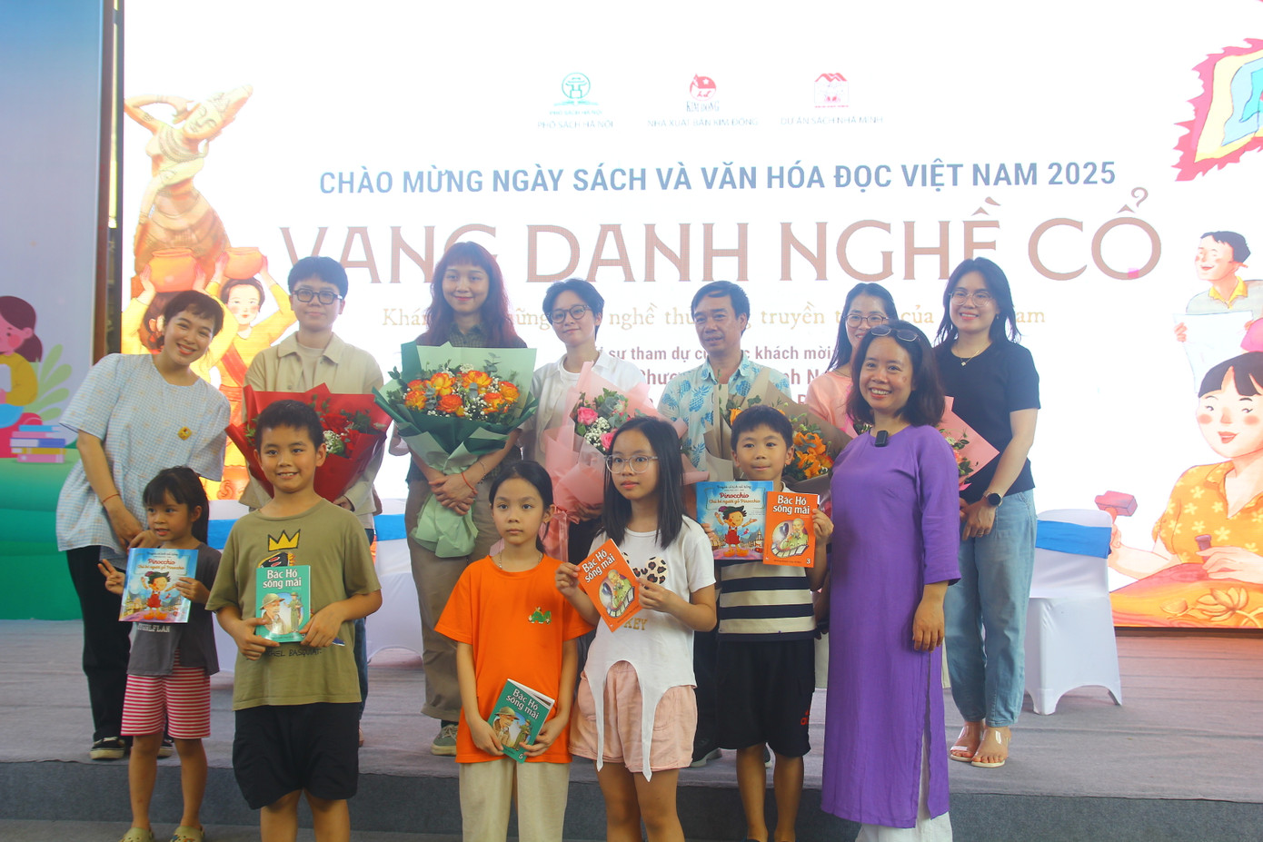 Các tác giả và hoạ sĩ đã bật mí về những thách thức khi bắt tay làm bộ sách "Vang Danh Nghề Cổ". Các tác giả và hoạ sĩ đã bật mí về những thách thức khi bắt tay làm bộ sách "Vang Danh Nghề Cổ".