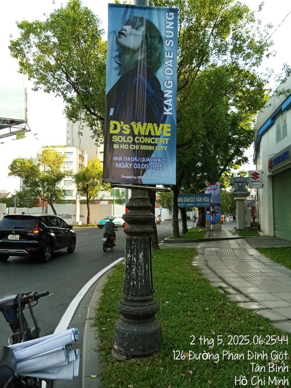Cờ phướn quảng bá concert "D’s WAVE" dọc đường Hoàng Văn Thụ và Phan Đình Giót (TP.HCM). Cờ phướn quảng bá concert "D’s WAVE" dọc đường Hoàng Văn Thụ và Phan Đình Giót (TP.HCM).