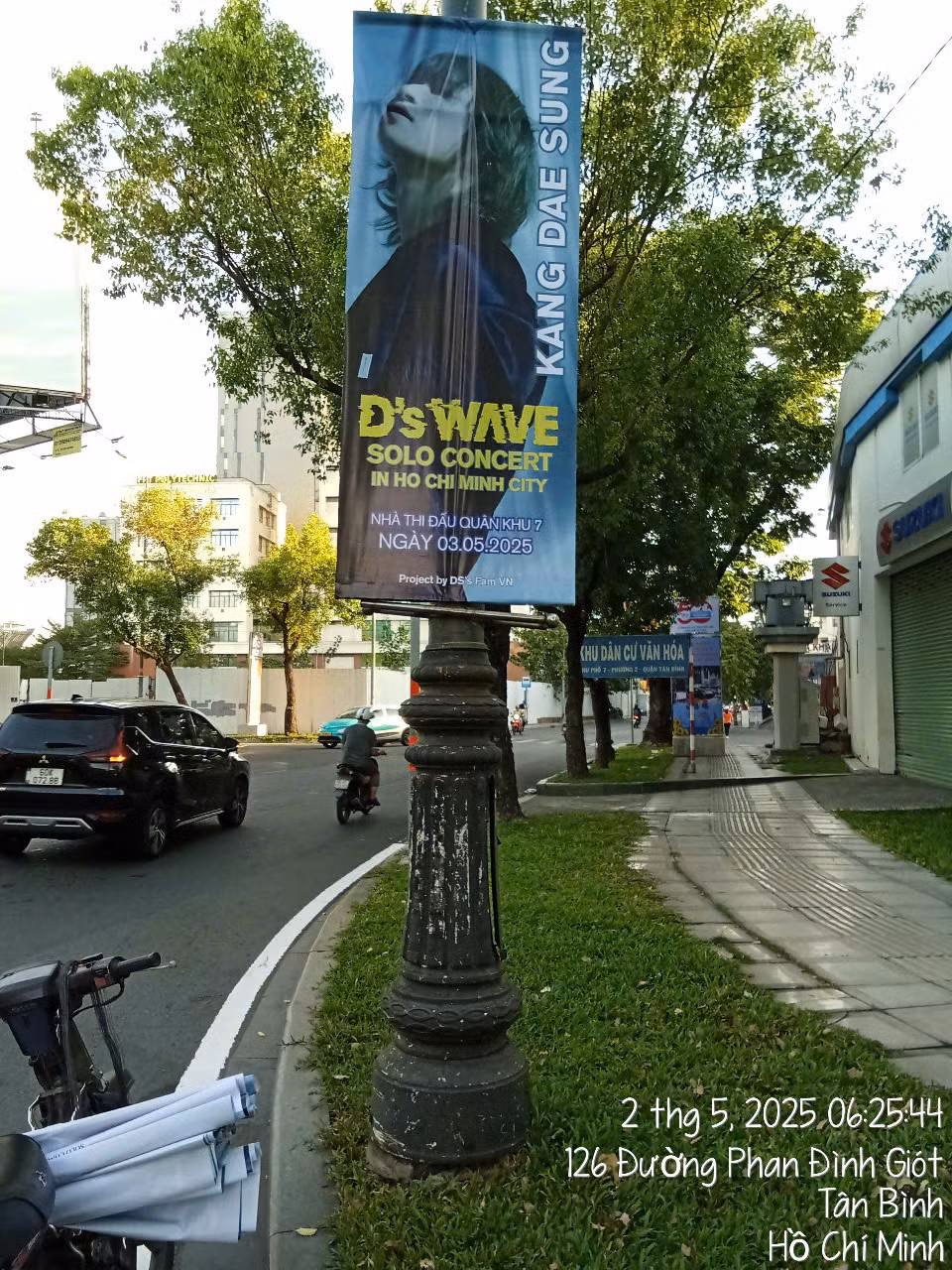Cờ phướn quảng bá concert "D’s WAVE" dọc đường Hoàng Văn Thụ và Phan Đình Giót (TP.HCM).