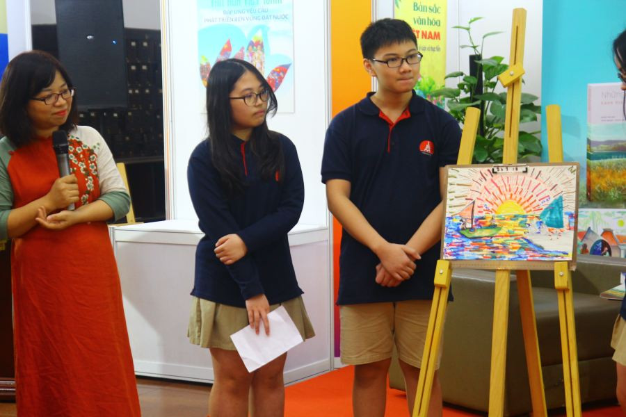 Tiến sĩ Ngữ văn Nguyễn Thị Ngọc Minh (áo dài đỏ) làm giám khảo cho phần game tương tác vẽ minh hoạ truyện "Đoàn thuyền đánh cá" của các bạn học sinh THCS Marie Curie. Ảnh: T.Dương. Tiến sĩ Ngữ văn Nguyễn Thị Ngọc Minh (áo dài đỏ) làm giám khảo cho phần game tương tác vẽ minh hoạ truyện "Đoàn thuyền đánh cá" của các bạn học sinh THCS Marie Curie. Ảnh: T.Dương.