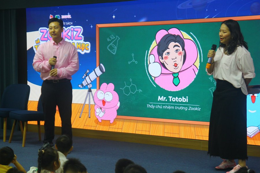 Anh Lee Hyo Sub (áo hồng) - "cha đẻ" của các nhân vật Zookiz. Anh Lee Hyo Sub (áo hồng) - "cha đẻ" của các nhân vật Zookiz.