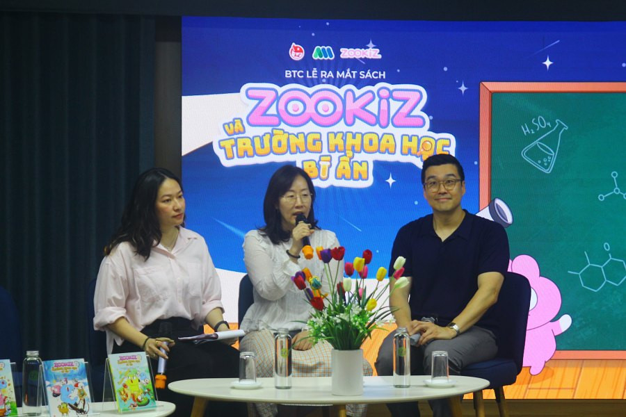 Chị Myeong Seon Lee (ở giữa) và anh Jae Hoon Choi (phải) - là 2 tác giả của bộ truyện tranh. Chị Myeong Seon Lee (ở giữa) và anh Jae Hoon Choi (phải) - là 2 tác giả của bộ truyện tranh.