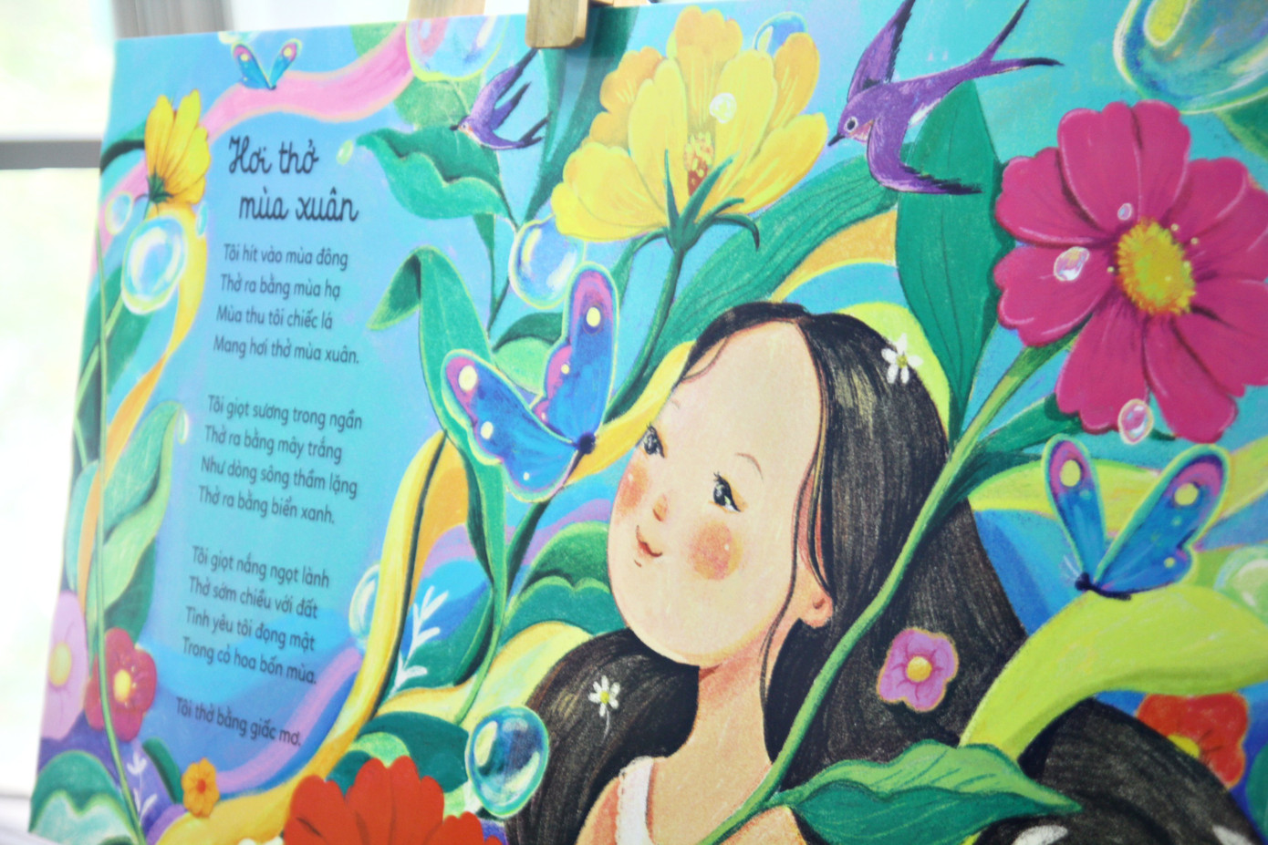 Tranh minh họa của tập thơ có gam màu tươi sáng, ấm áp.