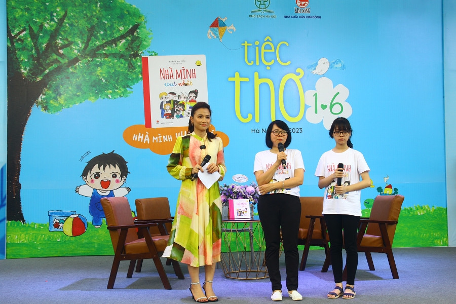 Tác giả Huỳnh Mai Liên (giữa) và hoạ sĩ minh hoạ Mai Khuê (phải) là hai mẹ con. Ảnh: T.Dương.