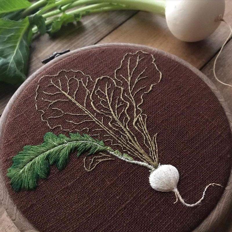 Bà của Konekono Kitsune vốn là một bậc thầy về thêu thùa ở Nhật, chính vì thế mà cô đã thành thạo với đường kim mũi chỉ ngay từ thủa nhỏ.