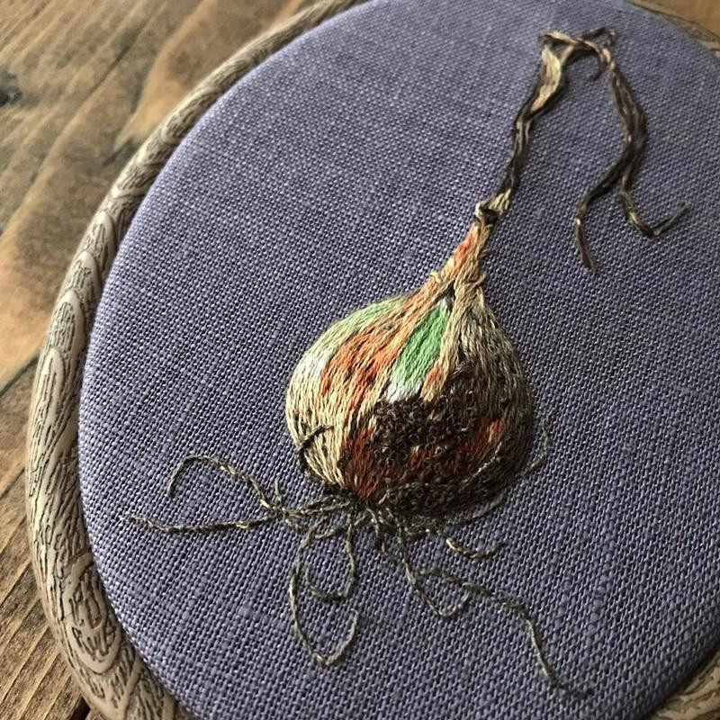 Nhiều tranh thêu của cô đẹp đến nỗi người ta dễ lầm tưởng rau củ được đặt vào chính giữa khung thêu.