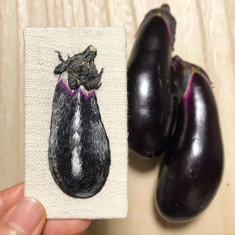 Konekono Kitsune chia sẻ rằng cô cảm thấy khi nhìn vào các tác phẩm của mình, dường như rau củ trên khung thêu vẫn đang “tươi” nguyên.