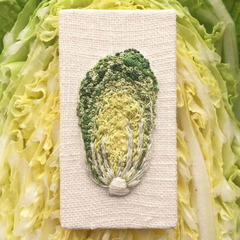 Khi xem những bức ảnh rau củ được em gái chụp trong vườn nhà, Konekono Kitsune đã bắt đầu thêu bức tranh rau củ đầu tiên.