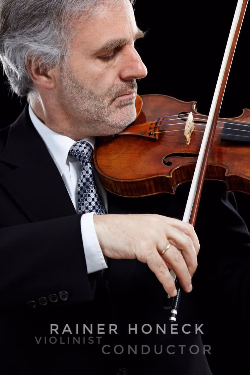 Chỉ huy dàn nhạc Rainer Honeck còn đảm nhiệm vị trí chơi violin, từng biểu diễn độc tấu tại các nhà hát danh tiếng trên thế giới. Chỉ huy dàn nhạc Rainer Honeck còn đảm nhiệm vị trí chơi violin, từng biểu diễn độc tấu tại các nhà hát danh tiếng trên thế giới.