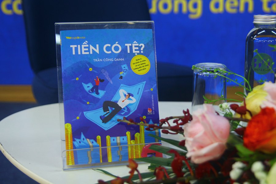 Cuốn sách Tiền có tệ? đi sâu vào việc sử dụng tiền, hiệu quả, phòng ngừa rủi ro, và tiến tới tài chính hạnh phúc.