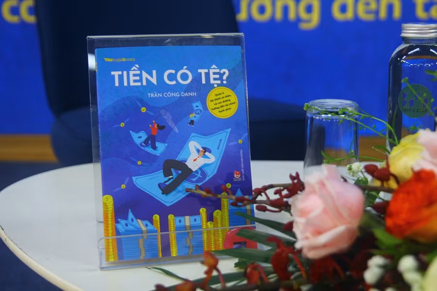 Cuốn sách Tiền có tệ? đi sâu vào việc sử dụng tiền, hiệu quả, phòng ngừa rủi ro, và tiến tới tài chính hạnh phúc.