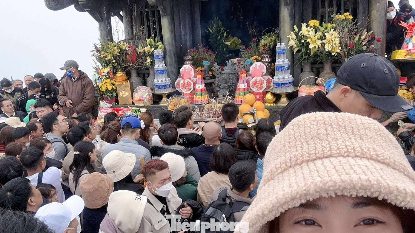 Chị Lương Nguyệt (27 tuổi, Bắc Giang) cho biết đây là năm thứ 3 chị chinh phục non thiêng Yên Tử, hai năm trước do dịch COVID-19 nên chị không đến đây chiêm bái chùa Đồng được.