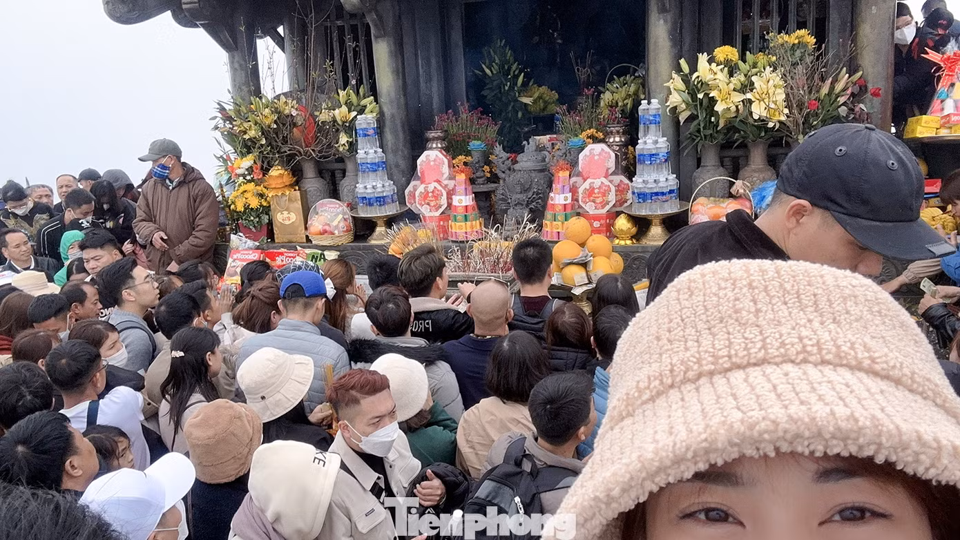 Chị Lương Nguyệt (27 tuổi, Bắc Giang) cho biết đây là năm thứ 3 chị chinh phục non thiêng Yên Tử, hai năm trước do dịch COVID-19 nên chị không đến đây chiêm bái chùa Đồng được.