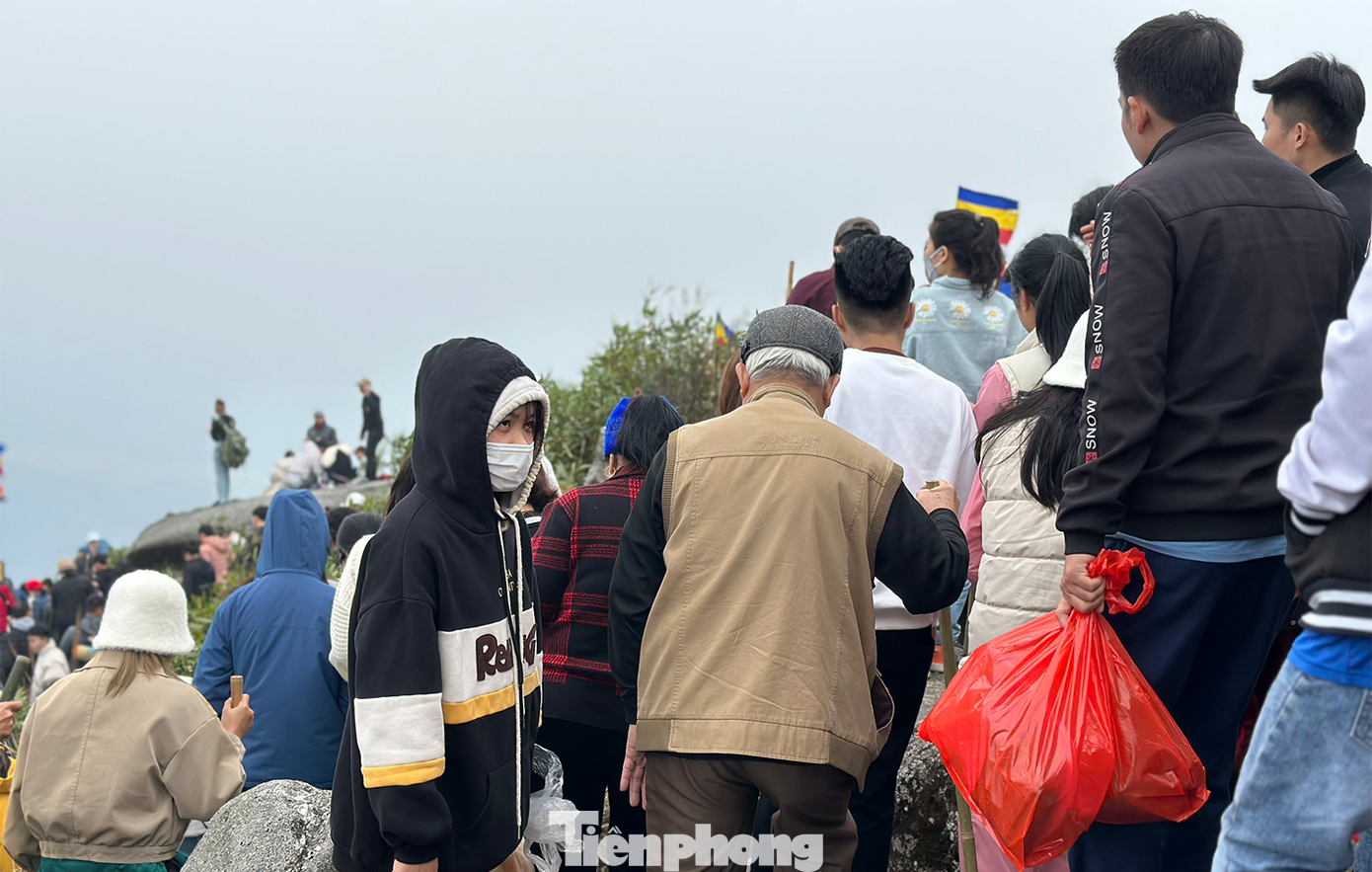 Ông H (76 tuổi, Thái Bình) chia sẻ: "Tôi lên Bắc Giang thăm nhà con dâu, được nhà thông gia giới thiệu là gần Yên Tử nên từ 5h00 cả nhà đã lục tục đưa nhau leo núi, từ nhỏ tới giờ tôi mới thấy khung cảnh người ta chen chúc lên đỉnh chùa Đồng đông thế này".