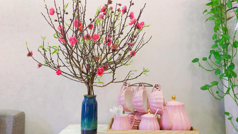 Gia chủ cũng có thể đặt một bình hoa mai hoặc hoa đào ở vị trí trung tâm của bàn trong phòng khách để tạo sự ấn tượng, bên cạnh là một bộ tách trà cùng với hộp đựng mứt, dĩa trái cây, thế là đã đạt được điểm 10 cho sự tươm tất. Đối với căn hộ có diện tích nhỏ và bàn nhỏ thì có thể trang trí bình hoa nhỏ, vừa đáng yêu lại không làm mất đi không khí tươi tắn của ngày Tết.