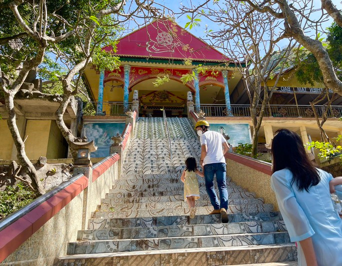 Chùa Tam Bảo từ lâu đã trở thành điểm tham quan hút du khách và người dân địa phương. Nằm trên triền Núi Lớn, TP Vũng Tàu, ngôi chùa nhìn rất bình dị, là nơi cư trú của hàng trăm con khỉ, hằng ngày sống nương nhờ vào thức ăn từ phía nhà chùa và du khách. Chùa Tam Bảo từ lâu đã trở thành điểm tham quan hút du khách và người dân địa phương. Nằm trên triền Núi Lớn, TP Vũng Tàu, ngôi chùa nhìn rất bình dị, là nơi cư trú của hàng trăm con khỉ, hằng ngày sống nương nhờ vào thức ăn từ phía nhà chùa và du khách.