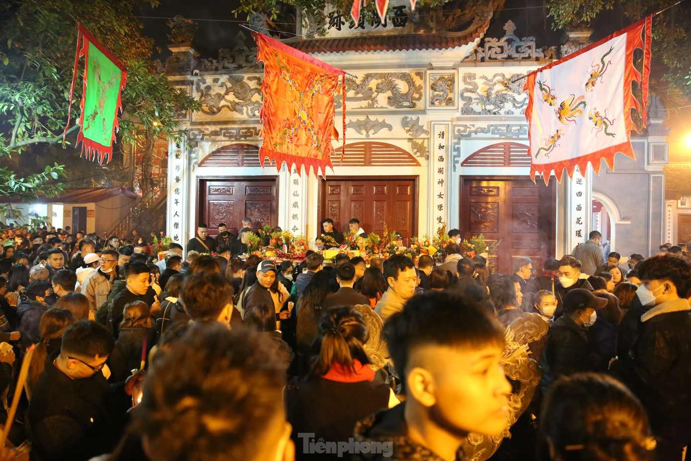 Vào dịp Tết đến, du khách trong đó có dân kinh doanh bất động sản thường đổ về Phủ Tây Hồ rất đông để cầu may.