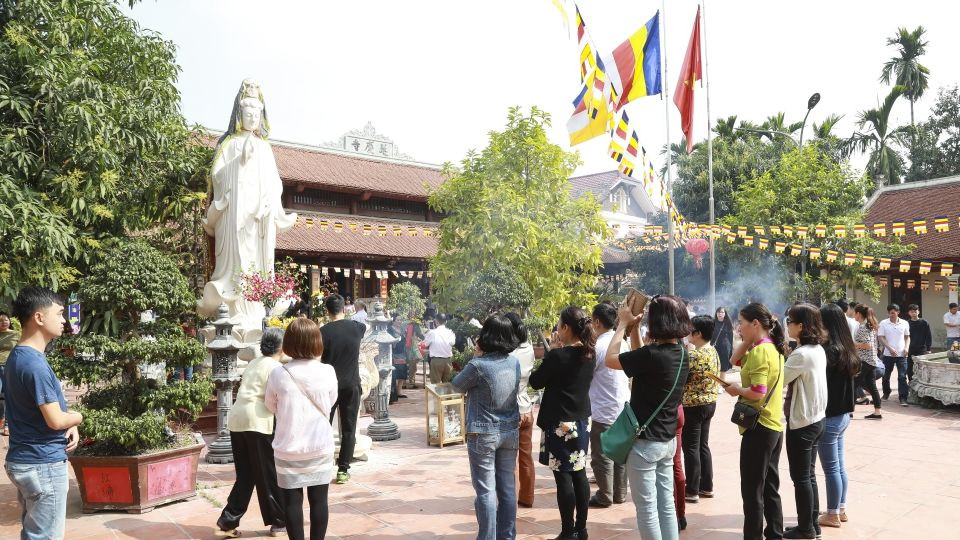 Dân kinh doanh bất động sản đến Đình Bia bà để cầu tài cầu lộc, thăng quan tiến chức, thi cử đỗ đạt, mua nhà rồi lại bán được nhà, trúng hợp đồng làm ăn. (Ảnh: Internet)