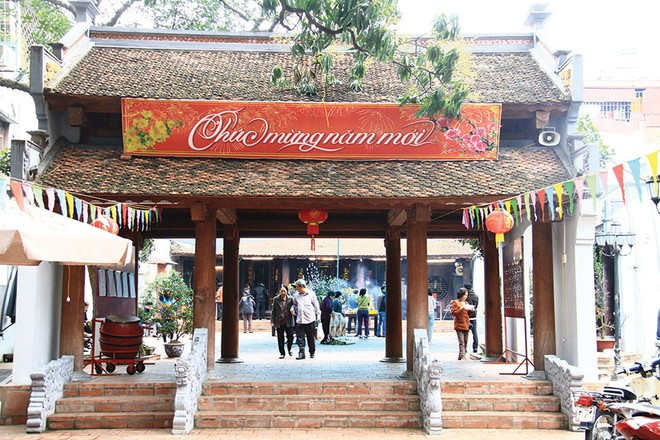 Đình Ứng Thiên (thuộc phường Láng Hạ, quận Đống Đa, Hà Nội) nổi tiếng là nơi mà giới kinh doanh bất động sản đi lễ đầu năm nhiều nhất. (Ảnh: Internet)