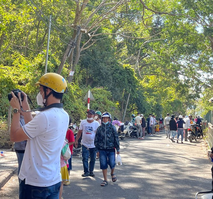 Mỗi buổi chiều, có rất nhiều du khách và người dân địa phương mang đồ ăn ở nhà lên cổng chùa để cho đàn khỉ ăn. Mỗi buổi chiều, có rất nhiều du khách và người dân địa phương mang đồ ăn ở nhà lên cổng chùa để cho đàn khỉ ăn.