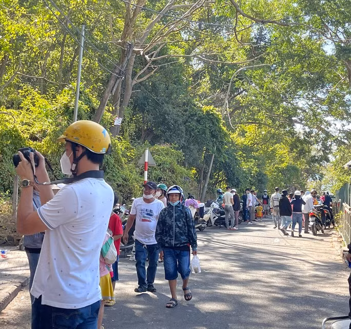 Mỗi buổi chiều, có rất nhiều du khách và người dân địa phương mang đồ ăn ở nhà lên cổng chùa để cho đàn khỉ ăn.