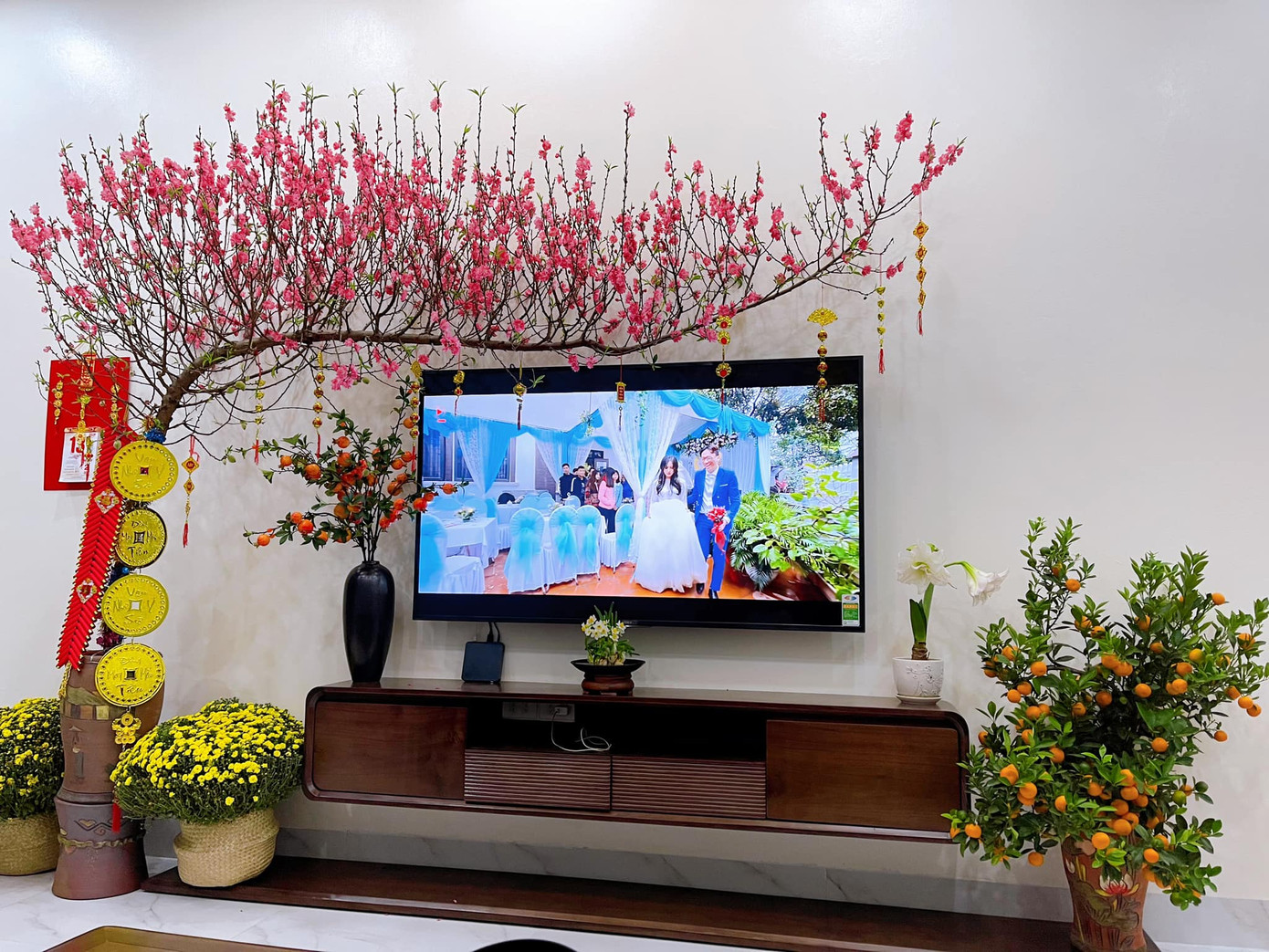 Theo phong tục của người Việt, vào những ngày đầu năm sẽ đến thăm hỏi và chúc Tết người thân và bạn bè. Vì vậy phòng khách sẽ là không gian được sử dụng xuyên suốt, nên việc trang trí cũng hết sức quan trọng.