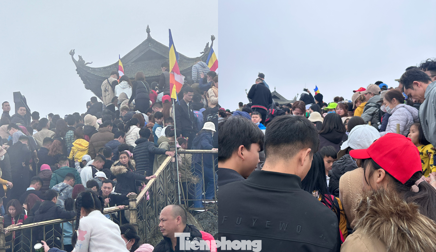 Tại Chùa Đồng, nơi cao nhất của danh thắng Yên Tử, du khách luôn trong tình trạng chen chúc và phải rất vất vả thì mới di chuyển được.