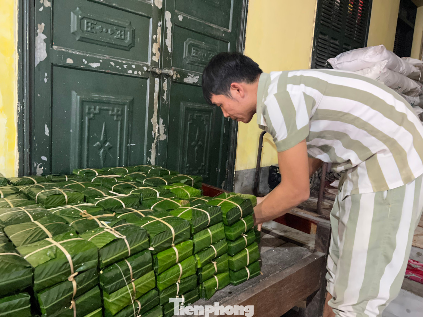 Còn trung tá Nguyễn Chi An - Đội trưởng Đội Giáo dục, Trại giam Yên Hạ cho biết, Tết năm nay, mỗi phạm nhân sẽ được phát 4 chiếc bánh chưng và ăn theo chế độ 5 ngày Tết bao gồm 1 kg thịt, 0,8kg giò cùng một số thực phẩm phụ khác. Riêng phân trại số 1 sẽ gói khoảng 8.000 chiếc bánh chưng để phát cho phạm nhân. Còn trung tá Nguyễn Chi An - Đội trưởng Đội Giáo dục, Trại giam Yên Hạ cho biết, Tết năm nay, mỗi phạm nhân sẽ được phát 4 chiếc bánh chưng và ăn theo chế độ 5 ngày Tết bao gồm 1 kg thịt, 0,8kg giò cùng một số thực phẩm phụ khác. Riêng phân trại số 1 sẽ gói khoảng 8.000 chiếc bánh chưng để phát cho phạm nhân.