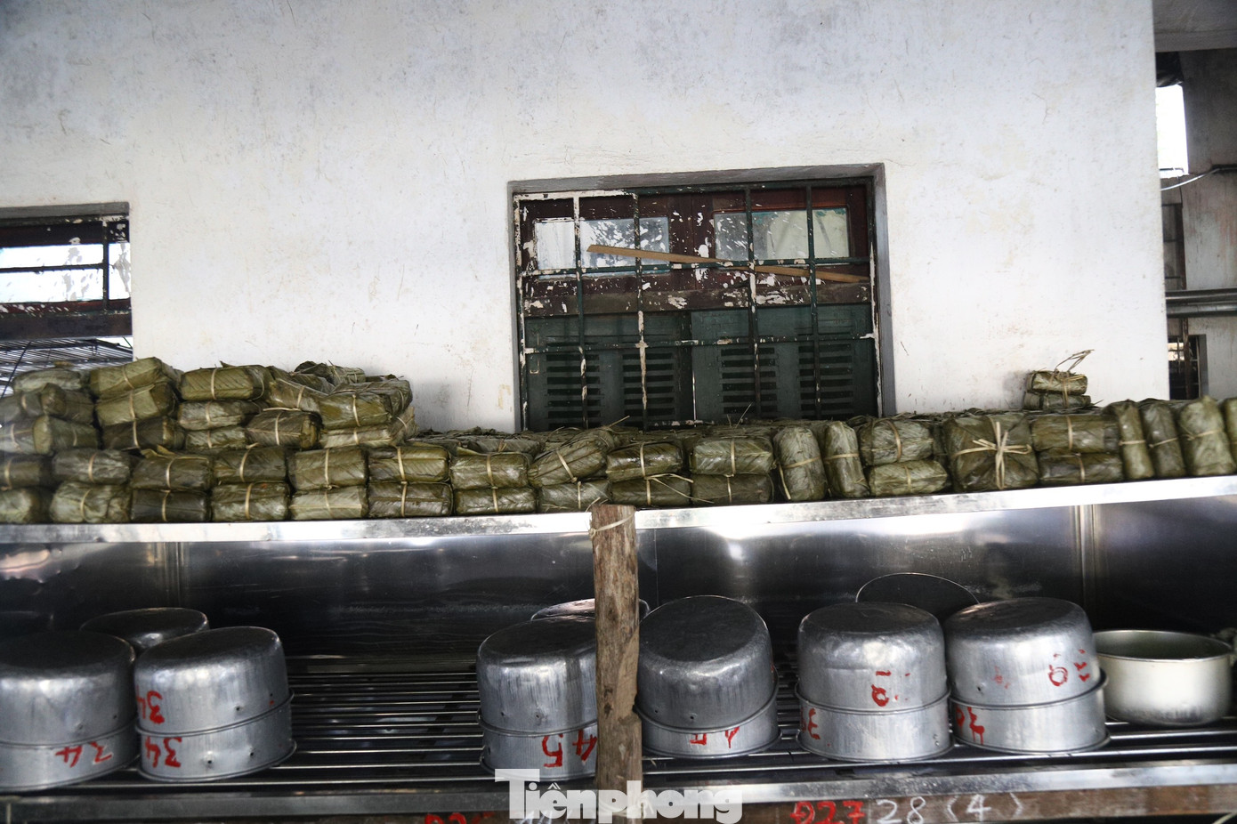 Đại tá Nguyễn Ngọc Chiến - Giám thị trại giam Yên Hạ chia sẻ, việc gói bánh chưng kéo dài trong khoảng năm ngày. Sau khi hoàn thành, sẽ phát dần cho mỗi phạm nhân bốn cái, ăn trong những ngày Tết. Ngoài ra, ngày Tết, chế độ ăn của phạm nhân tăng gấp năm lần ngày thường. Đại tá Nguyễn Ngọc Chiến - Giám thị trại giam Yên Hạ chia sẻ, việc gói bánh chưng kéo dài trong khoảng năm ngày. Sau khi hoàn thành, sẽ phát dần cho mỗi phạm nhân bốn cái, ăn trong những ngày Tết. Ngoài ra, ngày Tết, chế độ ăn của phạm nhân tăng gấp năm lần ngày thường.