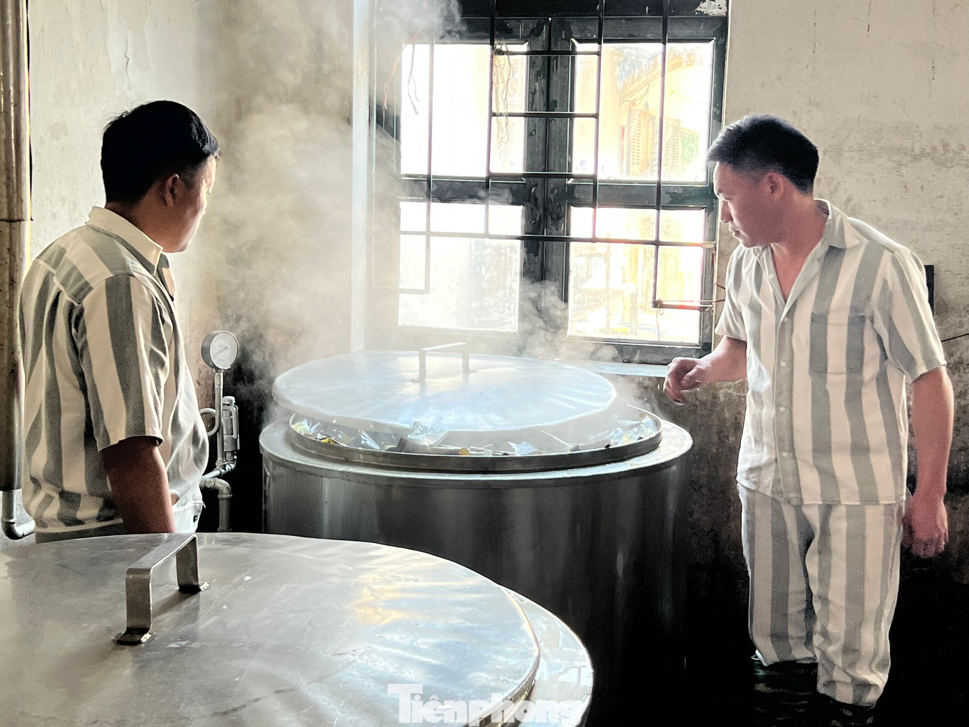 Vừa đảm nhiệm công đoạn gấp nếp lá dong, phạm nhân Vàng A Xúa (37 tuổi, dân tộc Mông, quê Sơn La), đang chấp hành bản án 20 năm tù về tội “Buôn bán trái phép chất ma túy” còn kiêm luôn công đoạn canh lửa nồi bánh chưng. A Xúa rưng rưng bảo: “Lúc mới vào đây em buồn và sợ lắm, không biết tương lai mình sau này ra sao. May mà được Ban giám thị trại giam quan tâm và động viên nên em mới vực dậy được tinh thần". Vừa đảm nhiệm công đoạn gấp nếp lá dong, phạm nhân Vàng A Xúa (37 tuổi, dân tộc Mông, quê Sơn La), đang chấp hành bản án 20 năm tù về tội “Buôn bán trái phép chất ma túy” còn kiêm luôn công đoạn canh lửa nồi bánh chưng. A Xúa rưng rưng bảo: “Lúc mới vào đây em buồn và sợ lắm, không biết tương lai mình sau này ra sao. May mà được Ban giám thị trại giam quan tâm và động viên nên em mới vực dậy được tinh thần".