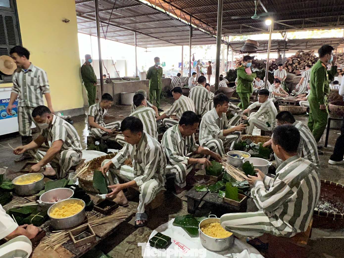 “Quê em nghèo lắm, Tết không dám mua nhiều thịt nên mẹ với vợ gói bánh chưng chỉ cho một ít đỗ xanh và thịt mỡ làm nhân. Các con em mà đòi bánh nhiều nhân thì vợ sẽ dồn thịt và đỗ vào mấy cái rồi buộc lạt đánh dấu, những cái còn lại không có nhân thì em với vợ ăn. Giờ ở trong trại, được Đảng, Nhà nước và Ban giám thị quan tâm, tạo điều kiện nên bánh chưng nào cũng có nhiều thịt và đỗ hơn ở nhà... nhưng em lại không được ăn cùng vợ con…”, Ún nghẹn ngào kể. “Quê em nghèo lắm, Tết không dám mua nhiều thịt nên mẹ với vợ gói bánh chưng chỉ cho một ít đỗ xanh và thịt mỡ làm nhân. Các con em mà đòi bánh nhiều nhân thì vợ sẽ dồn thịt và đỗ vào mấy cái rồi buộc lạt đánh dấu, những cái còn lại không có nhân thì em với vợ ăn. Giờ ở trong trại, được Đảng, Nhà nước và Ban giám thị quan tâm, tạo điều kiện nên bánh chưng nào cũng có nhiều thịt và đỗ hơn ở nhà... nhưng em lại không được ăn cùng vợ con…”, Ún nghẹn ngào kể.