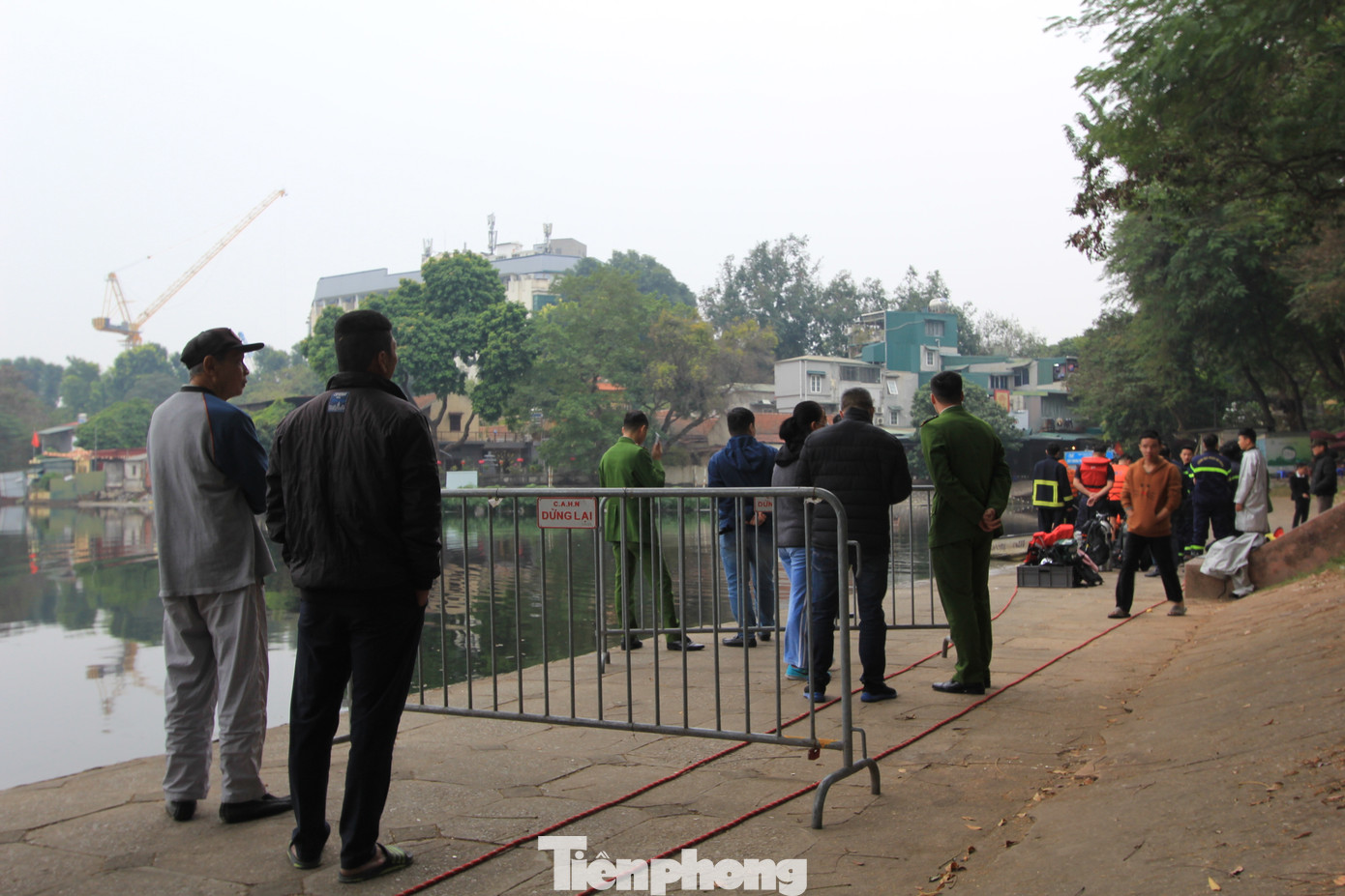 Bà H bày tỏ: "Năm hết Tết đến rồi, không biết cậu ấy nghĩ thế nào mà dại dột thế. Mong rằng lực lượng chức năng sớm đưa cậu ấy lên bờ, trời lạnh thế này nằm dưới ấy lâu xót xa lắm". Đến 17h cùng ngày, lực lượng chức năng đã vớt được thi thể nạn nhân.