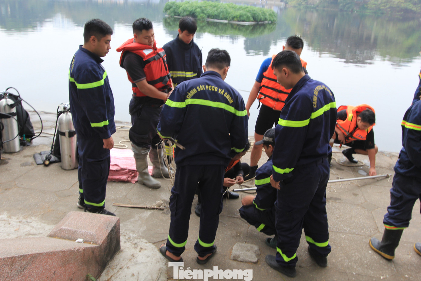 Nhận được tin báo, lực lượng chức năng điều động 2 xe chữa cháy, cứu nạn cứu hộ cùng hàng chục cán bộ chiến sĩ tới hiện trường triển khai công tác tìm kiếm, cứu hộ, cứu nạn.