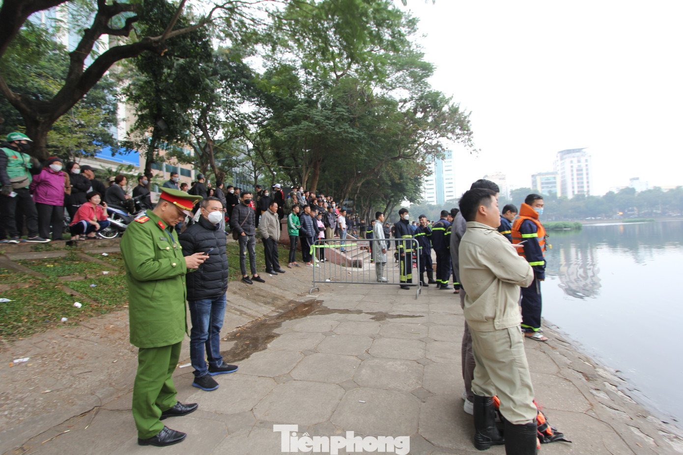 Người dân hiếu kì tập trung rất đông ở hiện trường để theo dõi công tác cứu hộ.