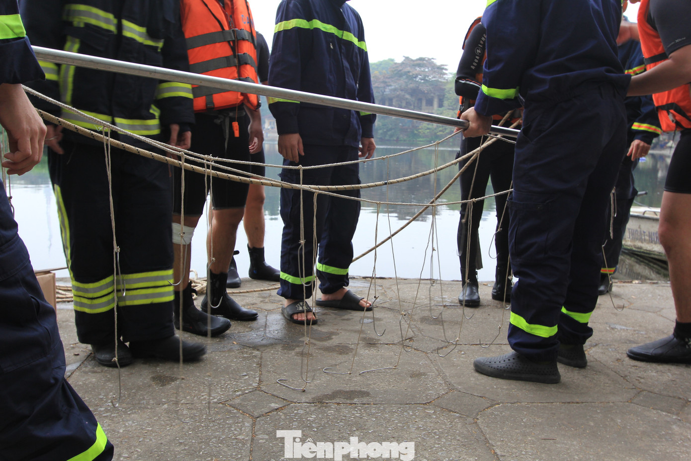 Lực lượng chức năng quyết định sử dụng móc câu để hỗ trợ công tác tìm kiếm nạn nhân.