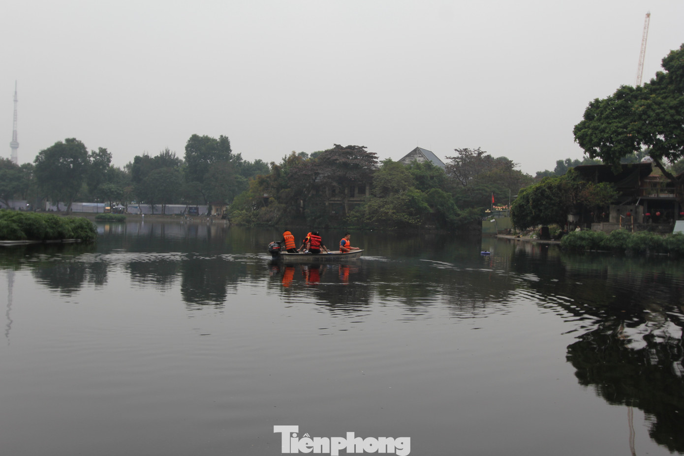 Các nhân chứng cho biết, nạn nhân có để lại chứng minh thư trên bờ. Theo thông tin ban đầu, nạn nhân tên N.N.H, sinh năm 1993, quê ở Hải Phòng. Hiện mẹ của nạn nhân đang điều trị ở bệnh viện Việt Đức.