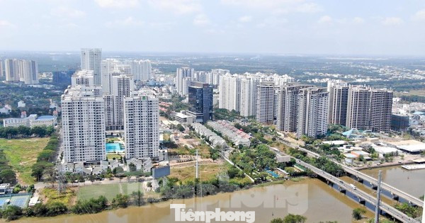 Chuyên gia cho rằng, cần để các doanh nghiệp BĐS thực hiện dự án tiếp tục phát hành trái phiếu, có thể là đảo nợ, có thể là triển khai dự án cho dòng tiền được tiếp tục. Chuyên gia cho rằng, cần để các doanh nghiệp BĐS thực hiện dự án tiếp tục phát hành trái phiếu, có thể là đảo nợ, có thể là triển khai dự án cho dòng tiền được tiếp tục.