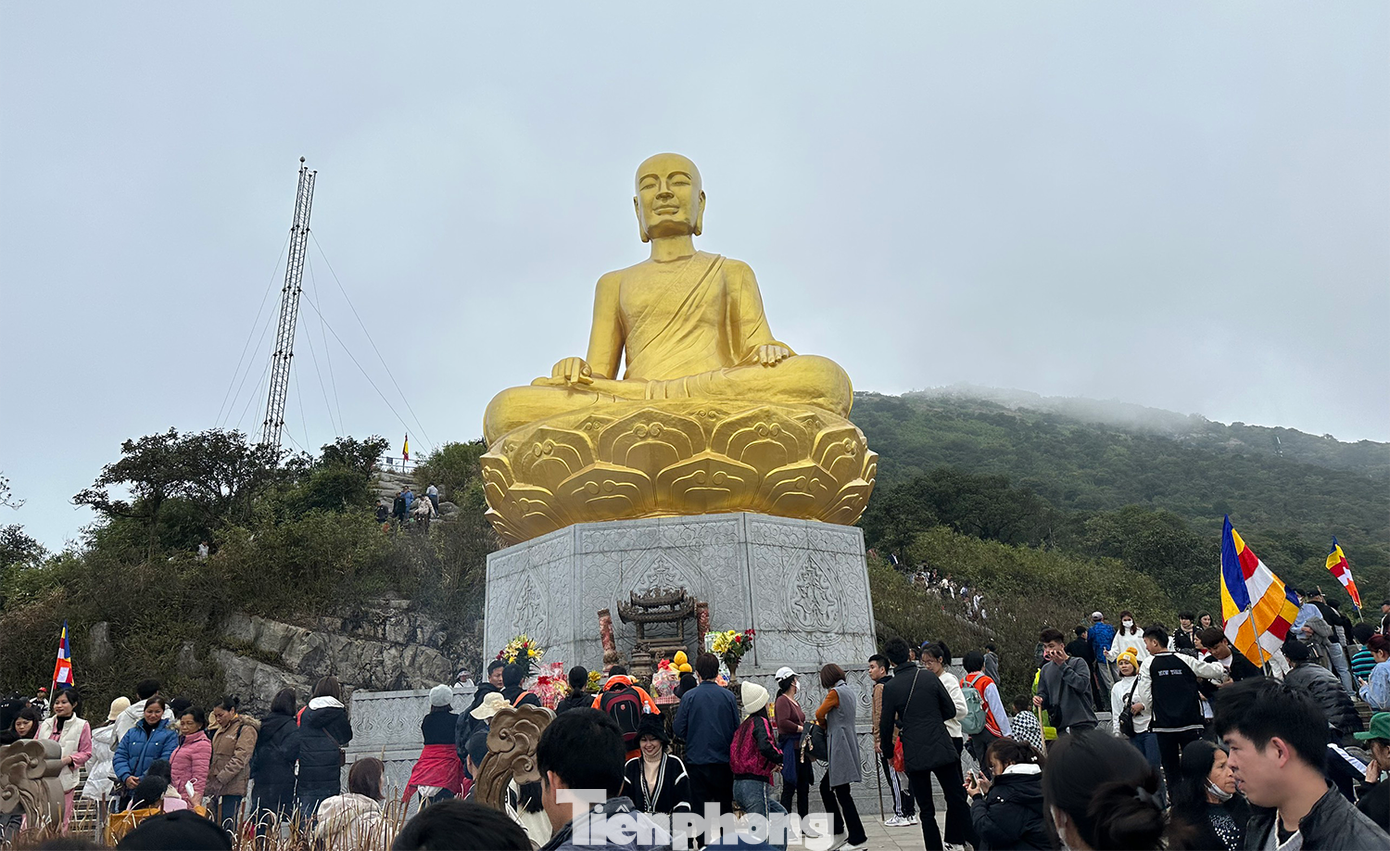 Lễ hội Xuân Yên Tử là một trong những lễ hội Xuân lớn nhất và kéo dài nhất cả nước, khoảng 3 tháng. Trước năm 2020, vào dịp đầu Xuân, bình quân mỗi ngày Yên Tử đón từ 1,5-2 vạn khách. Trong đó có ngày cao điểm đón 5 vạn khách.