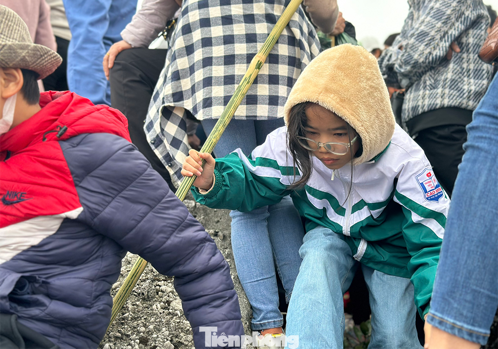 Không ít người vì quá mệt mỏi nên khi leo được một nửa quãng đường lên đỉnh Chùa Đồng đã bỏ cuộc, quay xuống núi.