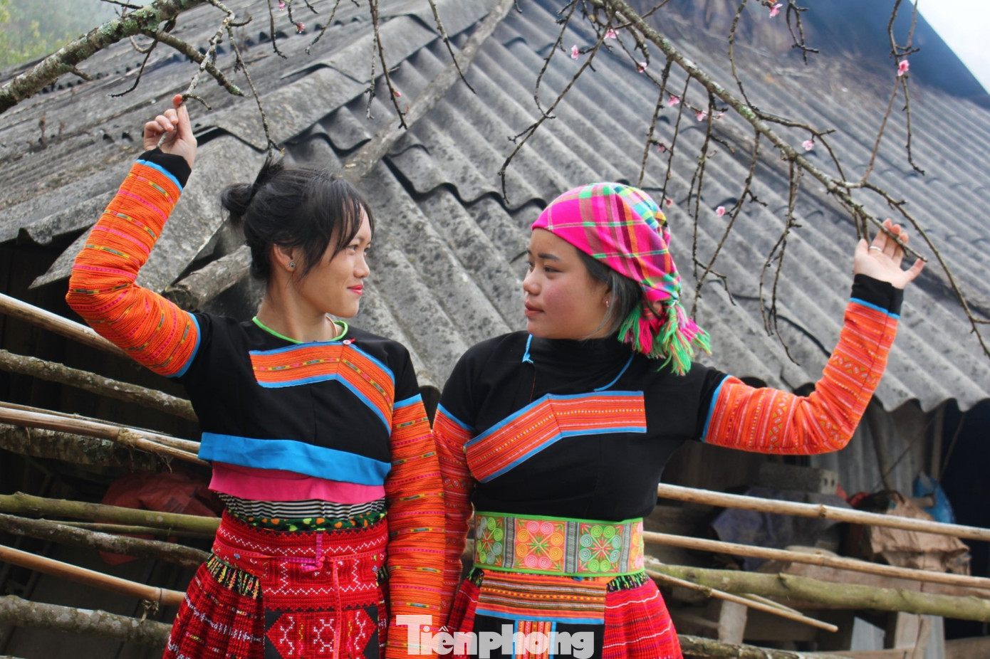 Thiếu nữ Mông xúng xính váy áo dắt nhau đi chơi hội.