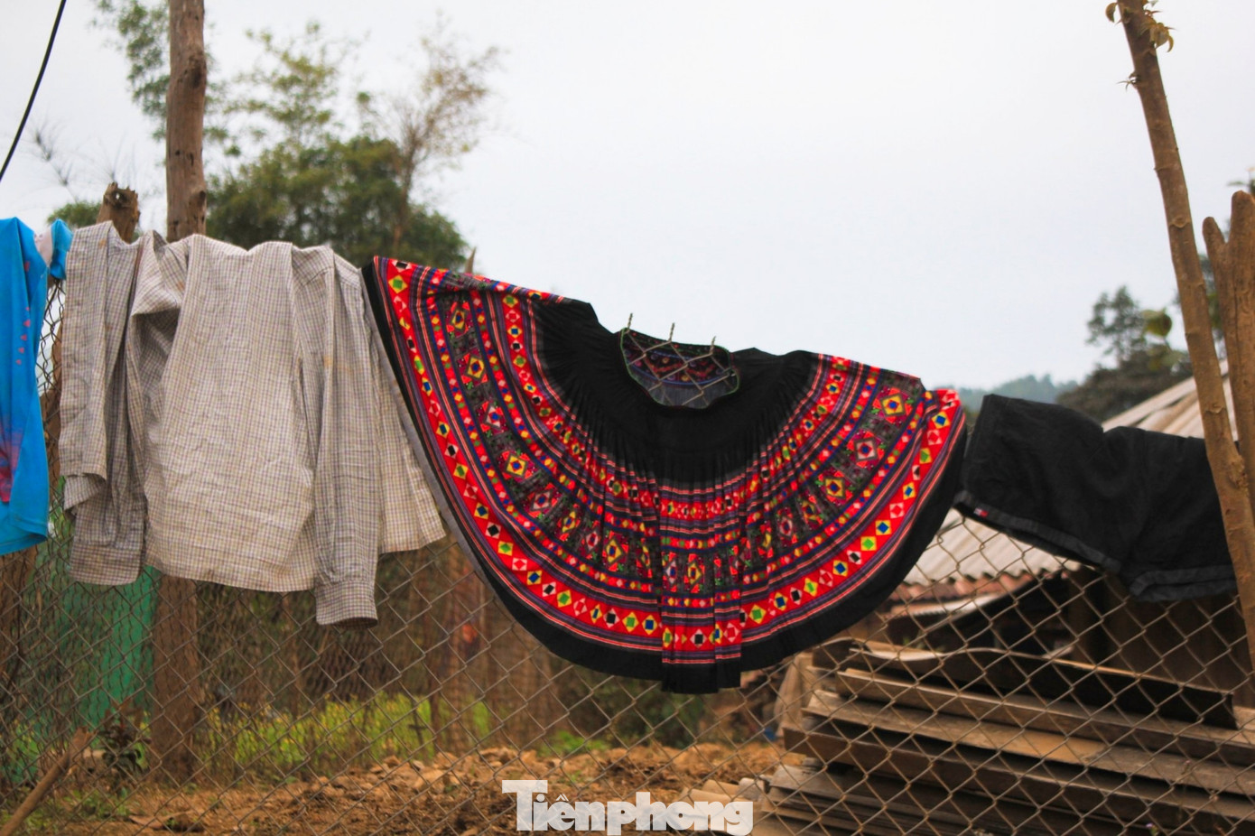 Ngoài hoa đào, hoa mận, đến bản người Mông mùa Xuân, còn bắt gặp hình ảnh những chiếc váy hoa của các bà, các chị người Mông được đem ra phơi trên hàng rào.