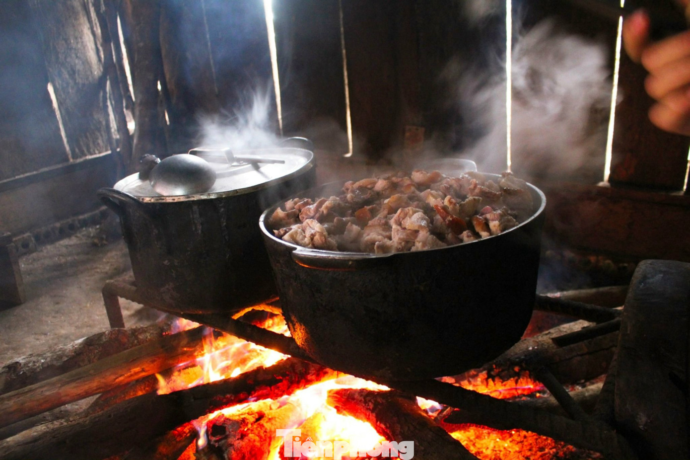 Mùi thơm ngậy từ chõ xôi nếp nương trên bếp than hồng hay nồi thịt lợn đầy ắp để chờ đón những người con đi lấy chồng hay làm ăn xa trở về đoàn viên.