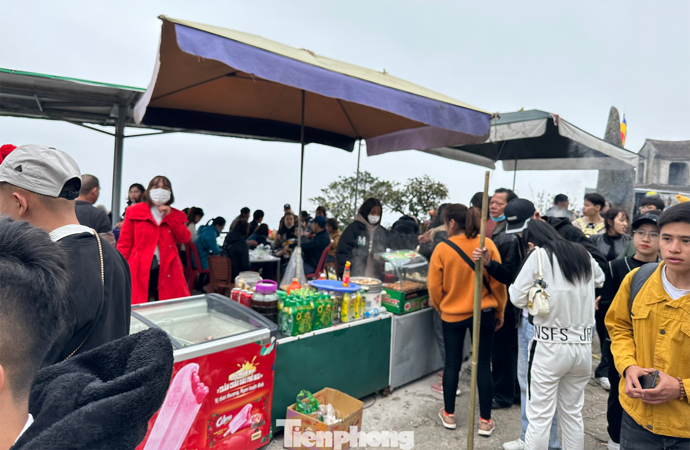 Các khu vực phục vụ đồ ăn và nước uống trên đường lên đỉnh chùa Đồng luôn trong tình trạng quá tải.
