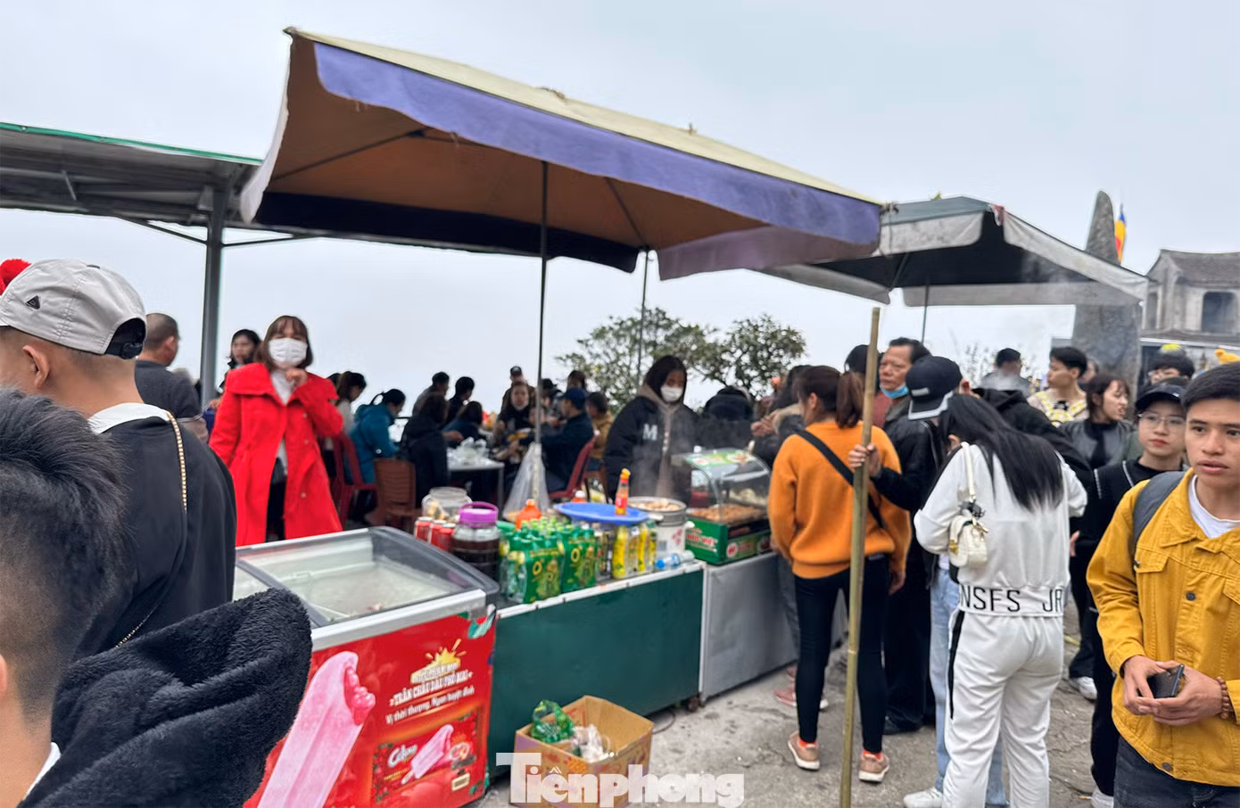 Các khu vực phục vụ đồ ăn và nước uống trên đường lên đỉnh chùa Đồng luôn trong tình trạng quá tải.