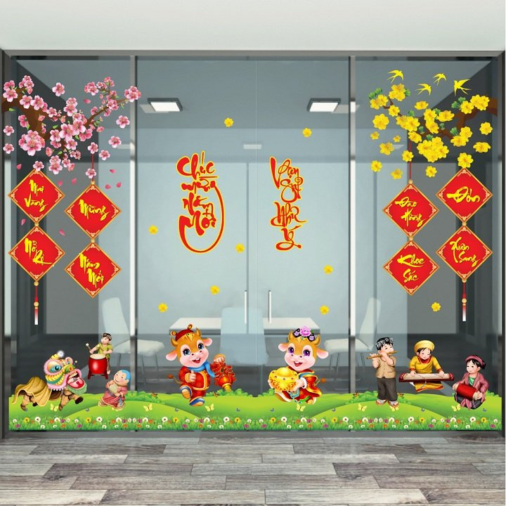 Hầu hết các căn hộ chung cư đều có cửa kính lớn hướng ra ban công và để phần này không bị trống trải và nhàm chán vào dịp năm mới, gia chủ có thể vẽ tranh lên kính hoặc sử dụng những món đồ phụ kiện như đèn dây, dây treo may mắn để trang trí hay các decan nhỏ hình hoa đào, hoa mai, chim én, câu đối,…