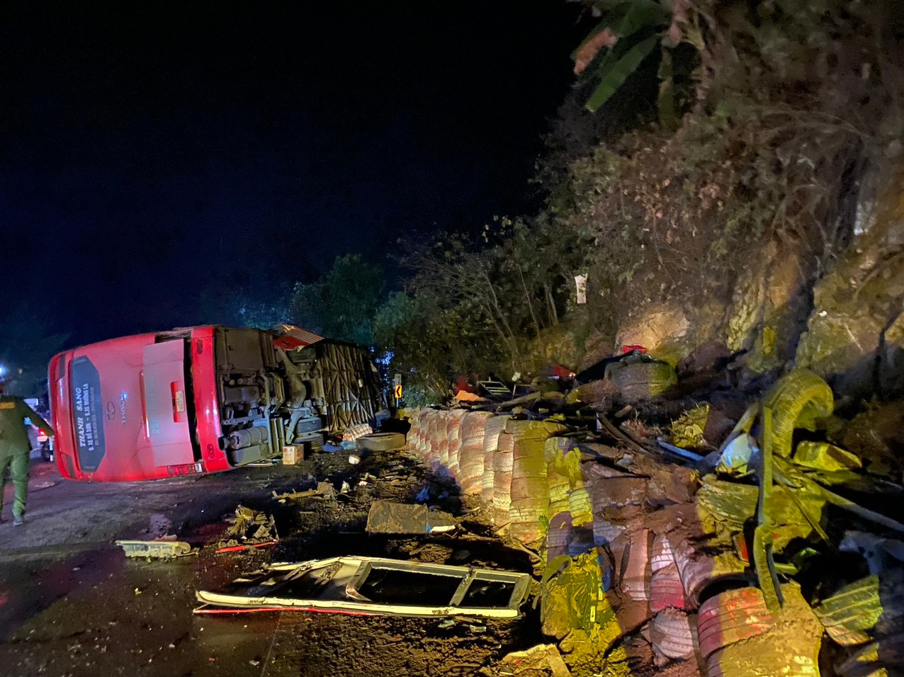 Hiện trường vụ tai nạn khiến 3 người tử vong trên Quốc lộ 6. Hiện trường vụ tai nạn khiến 3 người tử vong trên Quốc lộ 6.