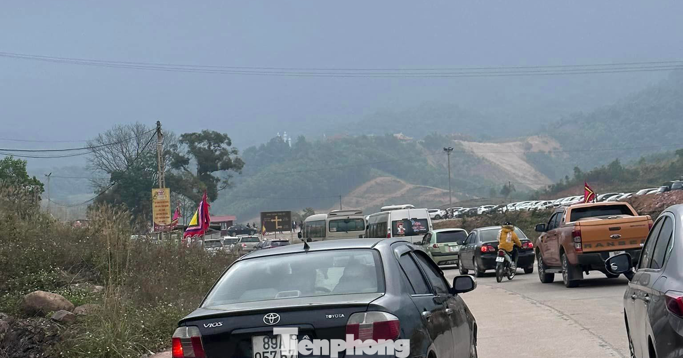 Trong ngày mùng 5 Tết Nguyên đán (26/1 dương lịch), tất cả các bãi đỗ xe dẫn lên khu danh thắng Yên Tử luôn trong tình trạng quá tải, nhiều du khách phải đưa xe vào nhà dân để gửi.