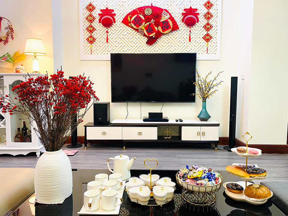 Tết là thời điểm mà tất cả người thân cùng quây quần bên mâm cơm hay đơn giản là ngồi bên nhau nơi phòng khách, do đó gia chủ có thể đặt các bình hoa lớn như lan, tuyết mai, đào, mai, hoa ly trong phòng khách căn hộ bởi nó tượng trưng cho sự may mắn và tươi trẻ cho năm mới.