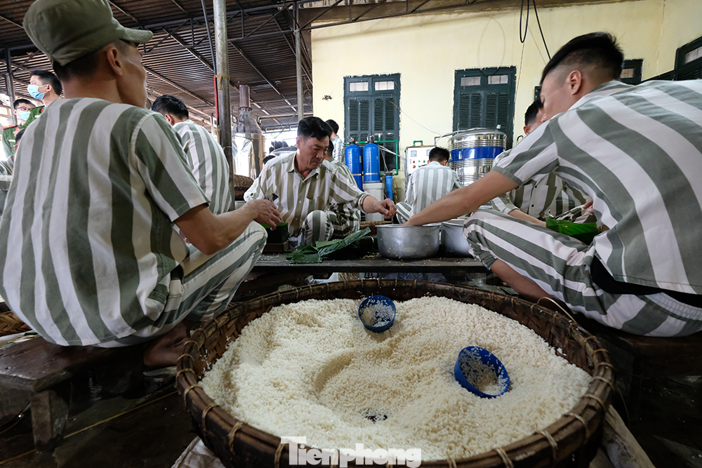 “Sáu năm rồi mình không ở nhà ăn Tết với vợ và con, người Mông mình thường ăn Tết trước Tết Nguyên đán của anh chị dưới xuôi một tháng, cứ cuối năm là vợ chồng, con cái bồng bế nhau xuống chợ huyện mua bánh kẹo Tết. Năm nào nhiều tiền thì cho vợ mua váy mới, năm nào ít tiền thì chỉ mua quần áo cho con thôi. Ba năm rồi vợ lên thăm mình, thấy vợ vẫn mặc một chiếc váy cũ, mình thương và ân hận lắm…”, Vàng A Minh vừa nói vừa rưng rưng. “Sáu năm rồi mình không ở nhà ăn Tết với vợ và con, người Mông mình thường ăn Tết trước Tết Nguyên đán của anh chị dưới xuôi một tháng, cứ cuối năm là vợ chồng, con cái bồng bế nhau xuống chợ huyện mua bánh kẹo Tết. Năm nào nhiều tiền thì cho vợ mua váy mới, năm nào ít tiền thì chỉ mua quần áo cho con thôi. Ba năm rồi vợ lên thăm mình, thấy vợ vẫn mặc một chiếc váy cũ, mình thương và ân hận lắm…”, Vàng A Minh vừa nói vừa rưng rưng.